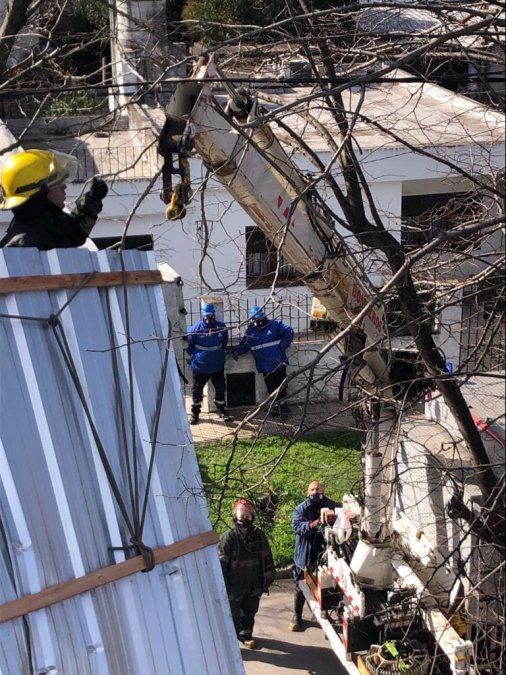 Trabajos de Bomberos Voluntarios de Almirante Brown en Longchamps ante la ca&iacute;da de un hombre del techo de su casa
