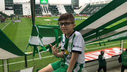 madre de banfield reclama la medicacion para su hijo con talasemia, una enfermedad de la sangre