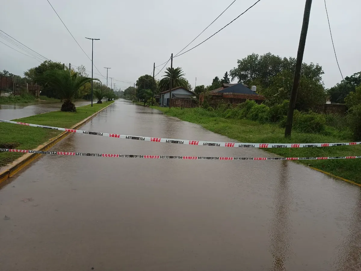 El paso interrumpido en la avenida 9 de Julio en el centro de San Vicente. El paso interrumpido en la avenida 9 de Julio en el centro de San Vicente.