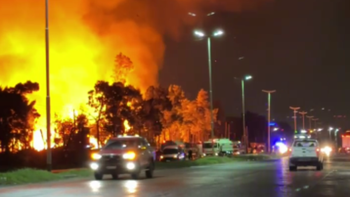 Esteban Echeverría: terrible incendio de un depósito de madera sobre Camino de Cintura