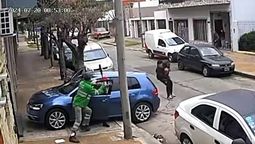 Un barrendero ahuyentó a escobazos a dos ladrones que intentaban robar un auto