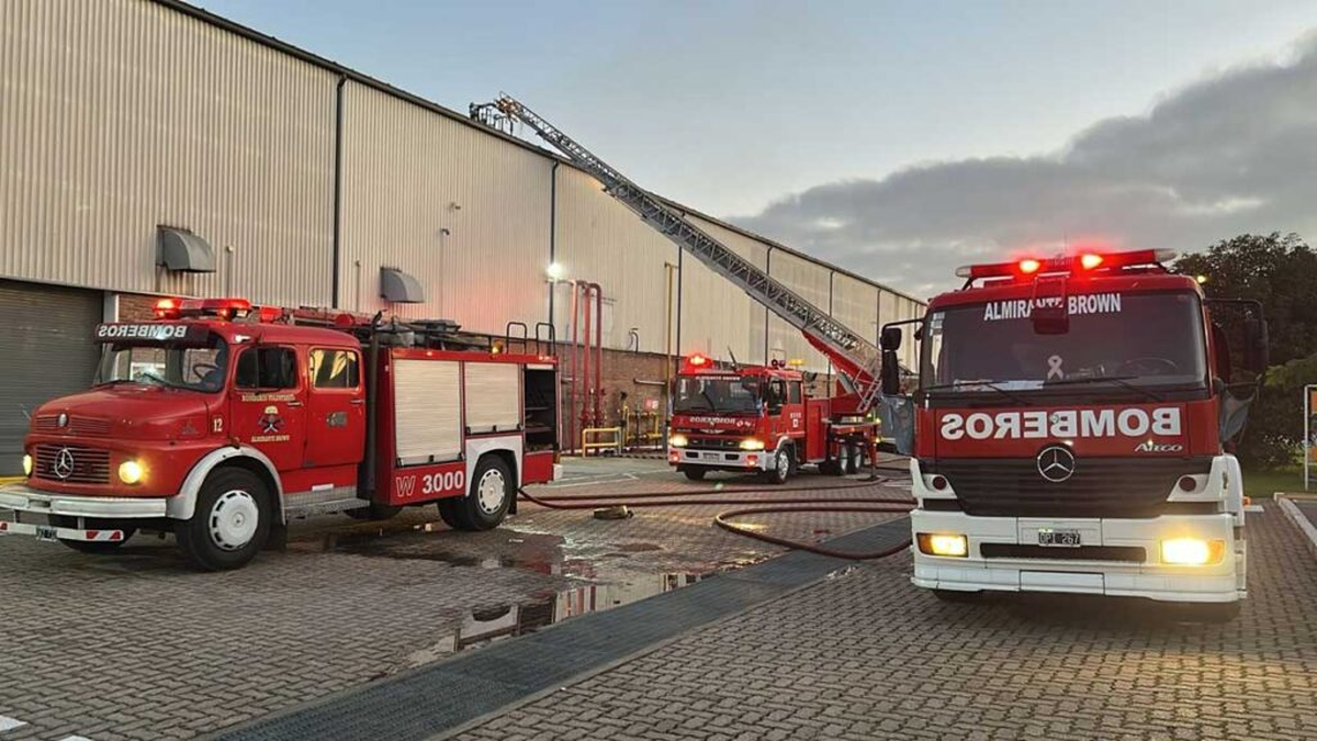 Los bomberos de Almirante Brown acudieron rápidamente al lugar. 