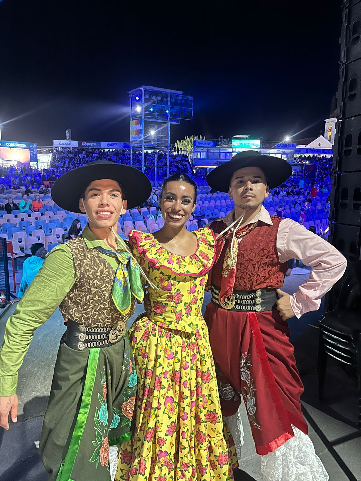 Iván junto a Cecilia y Federico, también vecinos de Esteban Echeverría, en Cosquín.