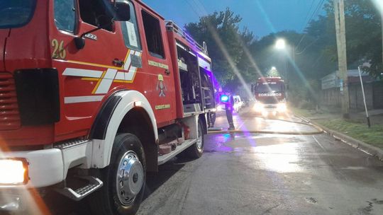 Incendio en una vivienda de Don Orione: trabajaron cuatro dotaciones de bomberos