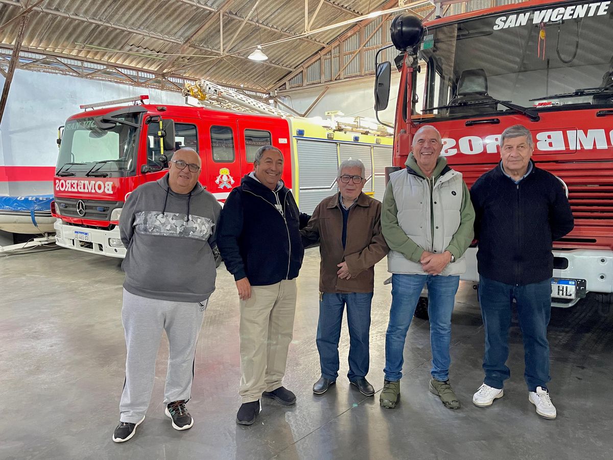 José Luis Maldonado junto a miembros de la Comision Directiva de Bomberos.