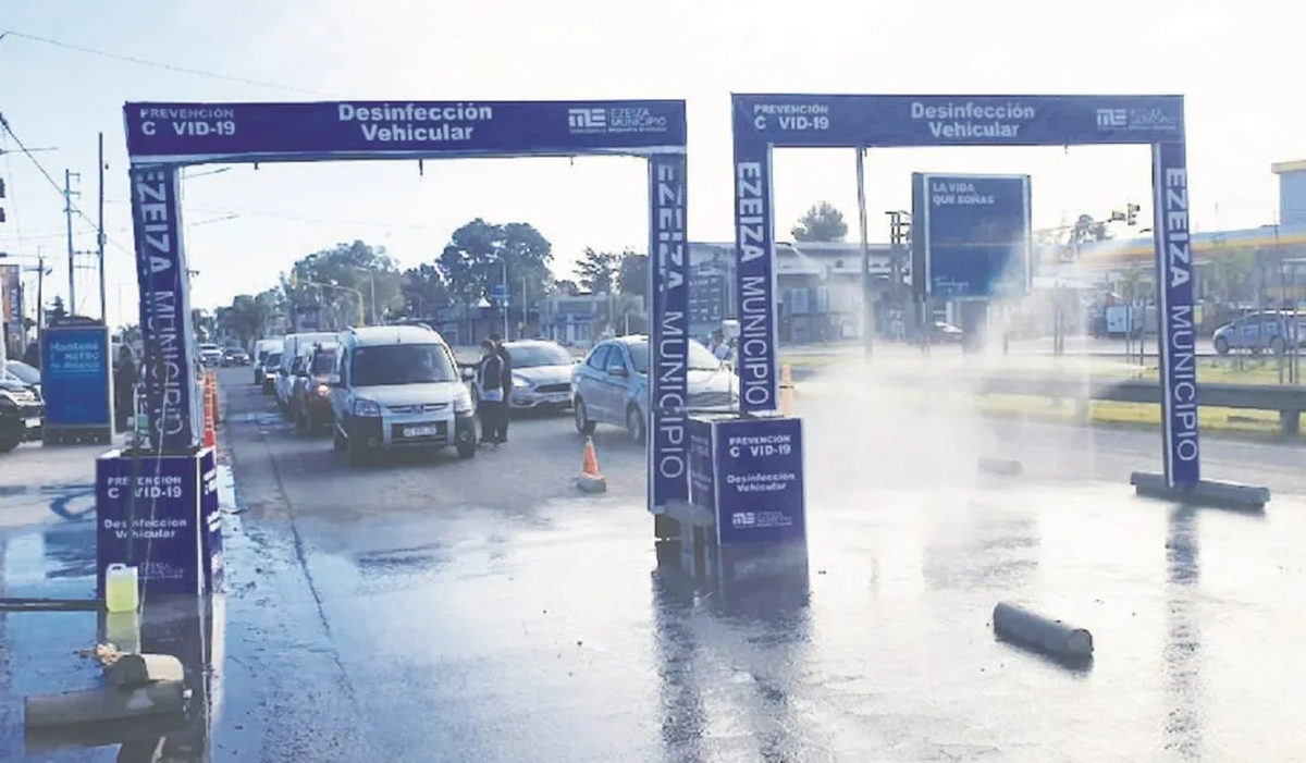 Los arcos sanitizantes para autos en el acceso a Ezeiza.