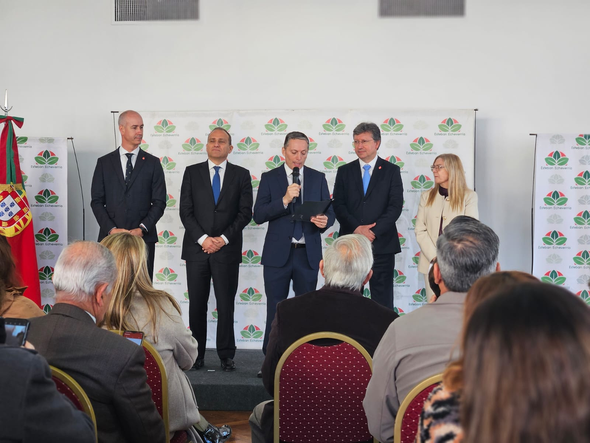 Las autoridades, momentos previos a la firma del convenio de hermandad. 