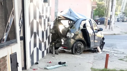fuerte choque en lomas: un auto termino incrustado contra un local