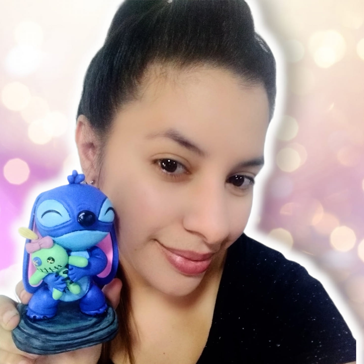 Noelia hace adornos de porcelana desde hace 10 años y le encargaron dos colectivos 501 de la empresa Monte Grande.