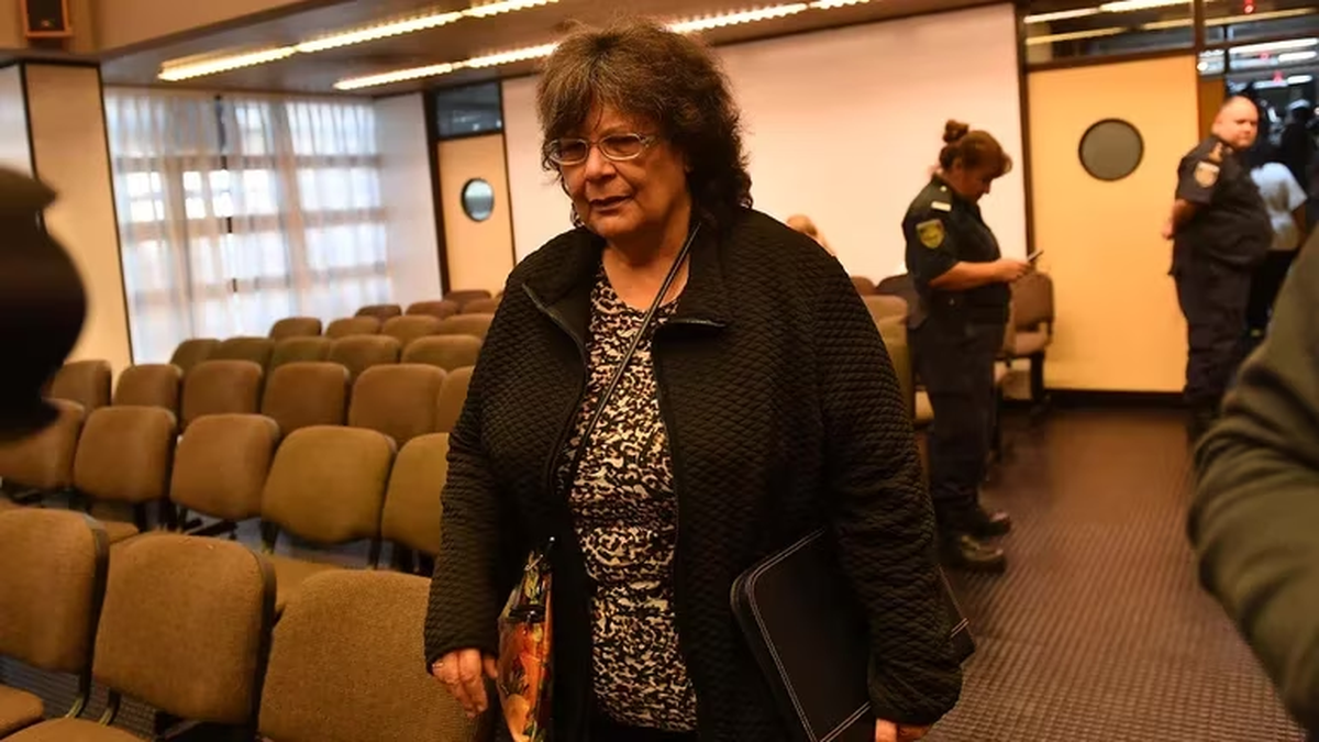 Silvia Pérez Vilor, la mamá de Anahí Benítez, en los tribunales de Lomas.