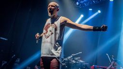 la historia del cantante metalero de monte grande que recorrio el mundo poniendo su voz al frente