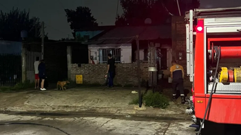 Feroz incendio de una casa en Lomas: una familia perdió todo