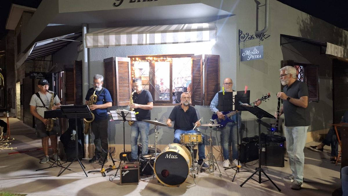 En Mundo Petra, además de café y charlas, los vecinos de Lomas disfrutan de música en vivo en un espacio inclusivo. En Mundo Petra, además de café y charlas, los vecinos de Lomas disfrutan de música en vivo en un espacio inclusivo.