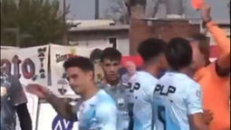 Ex jugador de Los Andes marcó un récord: se fue expulsado en 37 segundos por pelearse con el árbitro