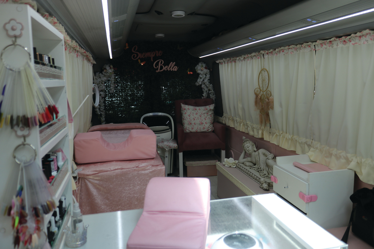 El interior de la camioneta de “Siempre bella móvil”.