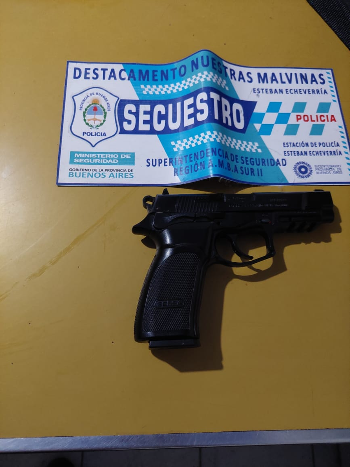 Los detenidos portaban armas de fuego y circulaban en vehículos robados. 