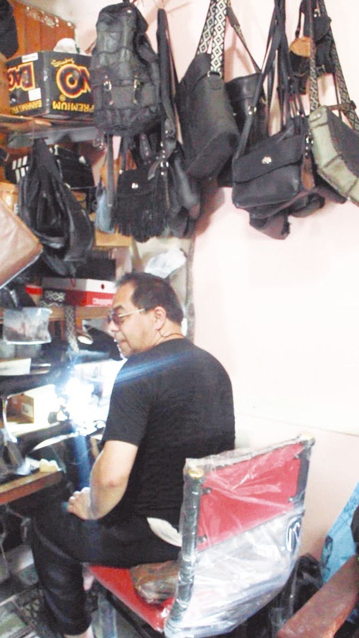 Daniel en su casa de Lomas, donde elabora los productos de marroquinería que vende en la plaza Grigera.