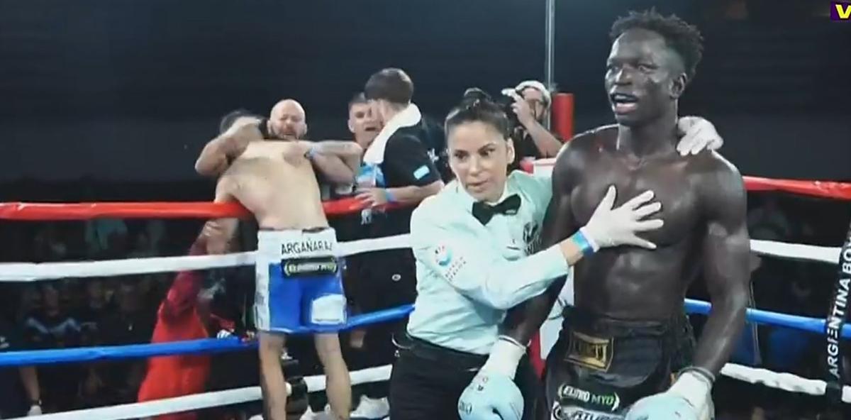 La protesta de Niang tras el triunfo de Lucas Argañaraz por KOT declarado por la árbitra. 