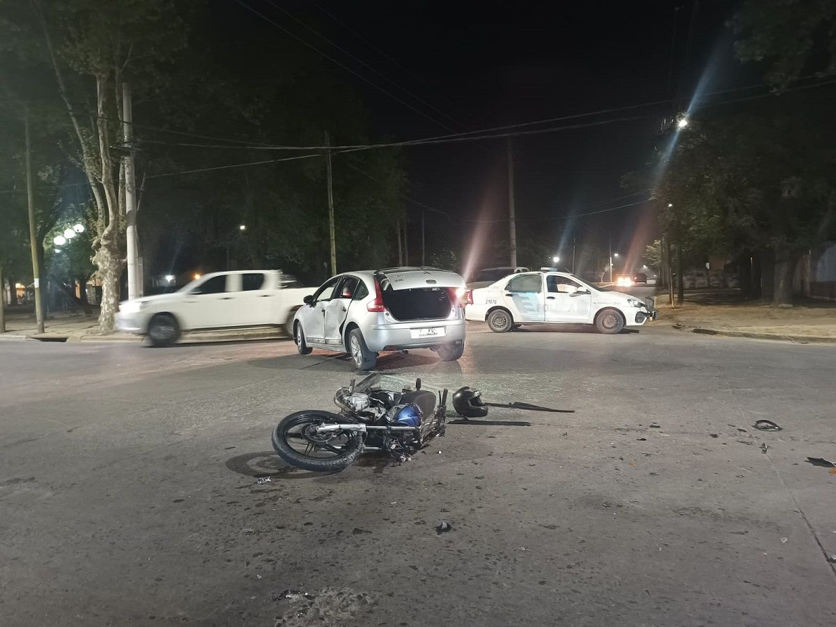 El grave accidente en el centro de San Vicente dejó el saldo de un fallecido y dos jóvenes hospitalizados.