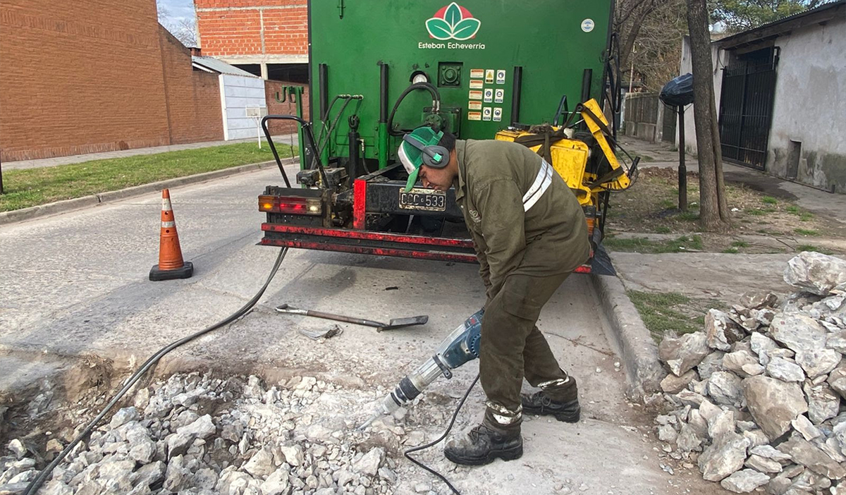 El Municipio de Esteban Echeverría sigue avanzando con las obras de bacheo en las cinco localidades.