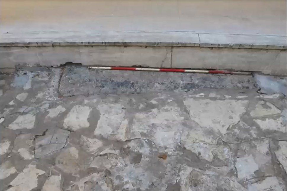 La pista. En el perímetro que da a la calle Recondo, los arqueólogos encontraron una estructura anómala. Destruyeron ese sector y encontraron el acceso al túnel, que había sido tapado. 