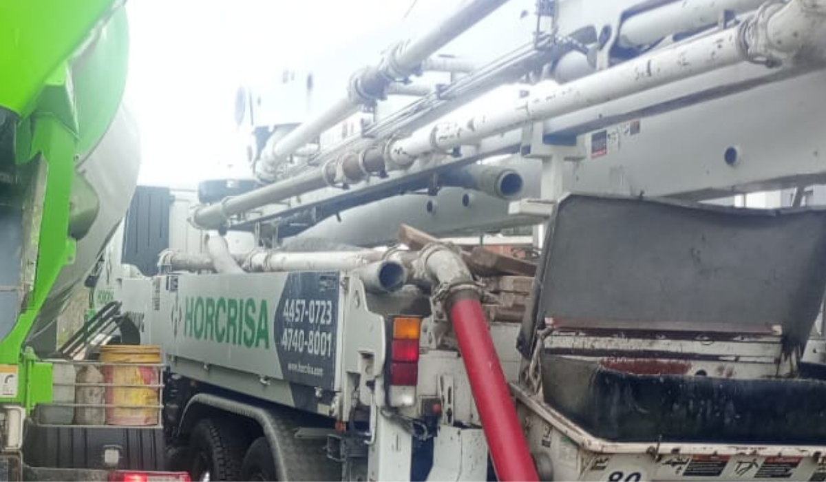 La empresa Horcrisa habría arrojado residuos de cemento en la calle Maipú en Canning.