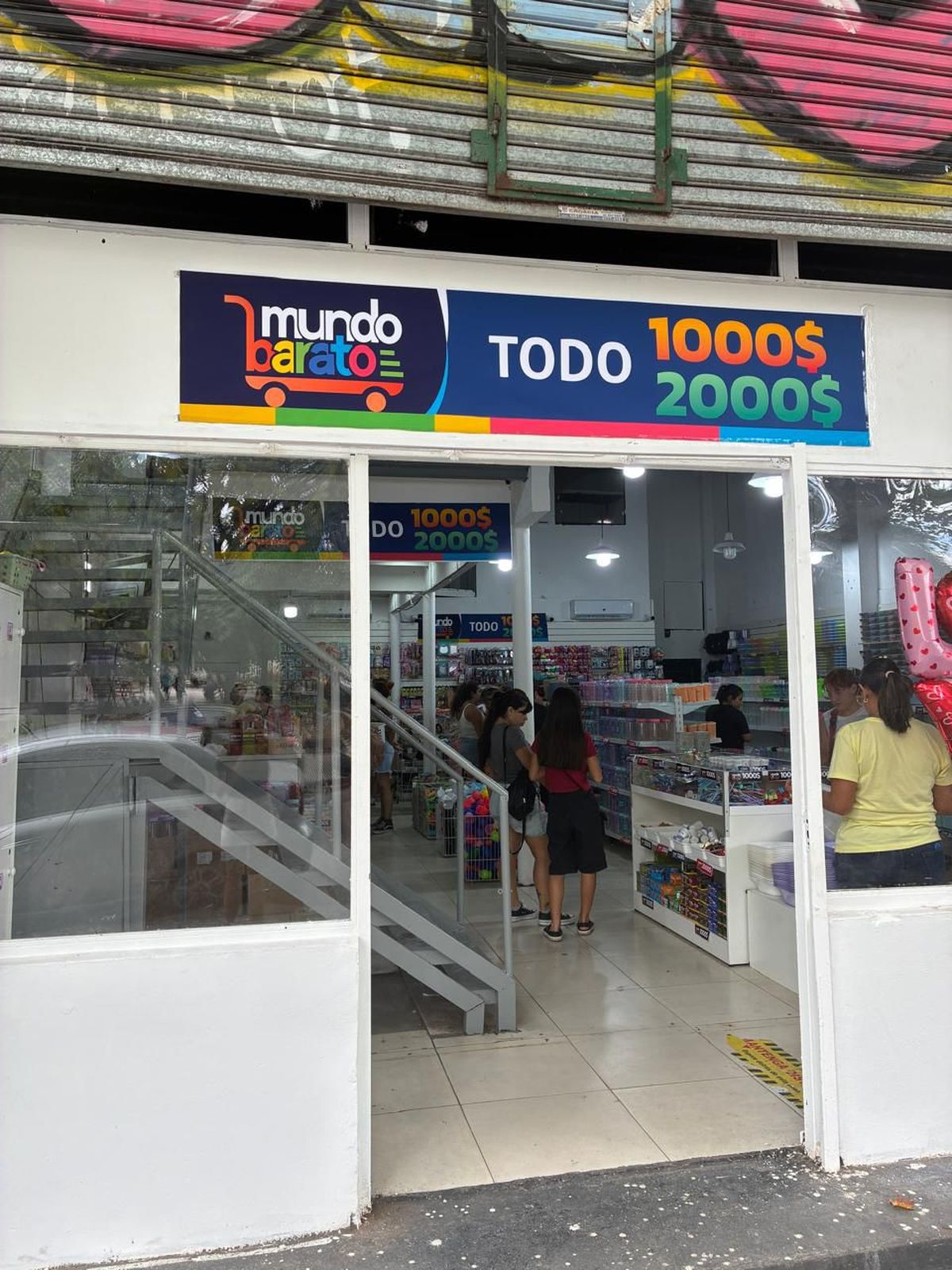 Mundo Barato abrió en Vicente López 23, a una cuadra de la estación de Monte Grande, con productos de bazar, librería y hogar a $1000 y $2000.