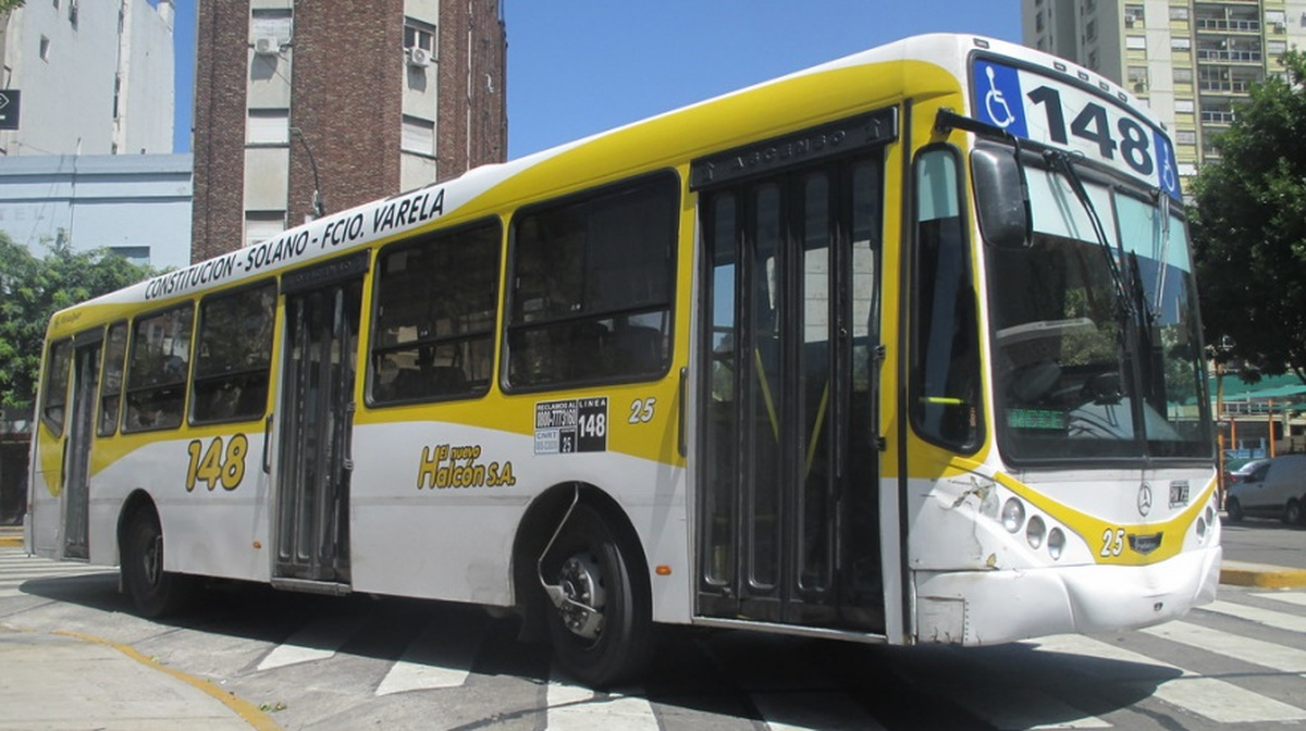 Los usuarios que utilizan los colectivos de la línea 148 se ven afectados por el paro. 