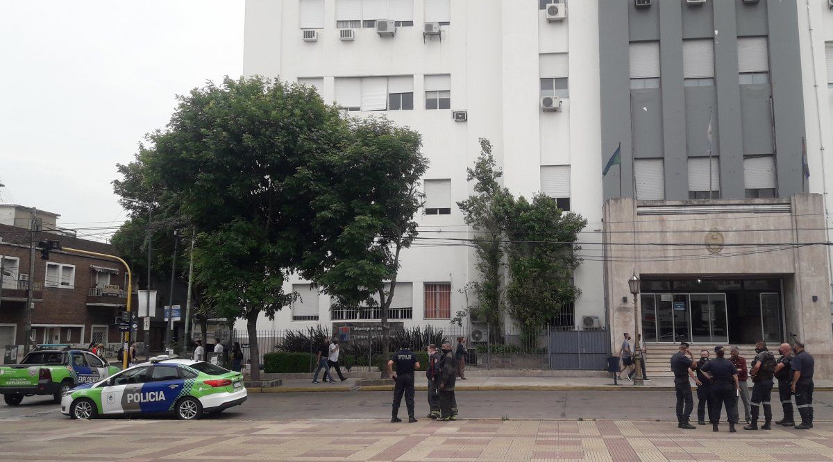 Personal policial custodiando la entrada al Palacio Municipal. A la izquierda, el corte en Manuel Castro y S&aacute;enz.