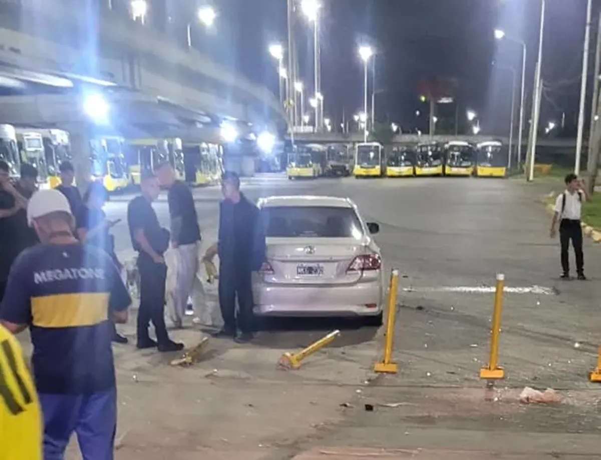 El Toyota Corolla terminó incrustado contra el alambrado perimetral de la terminal de colectivos en Villa Fiorito.