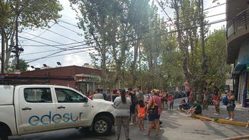 Monte Grande: vecinos protestan frente a Edesur y retienen una camioneta de la empresa
