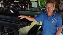 un vecino de monte grande combina autos antiguos y musica en vivo