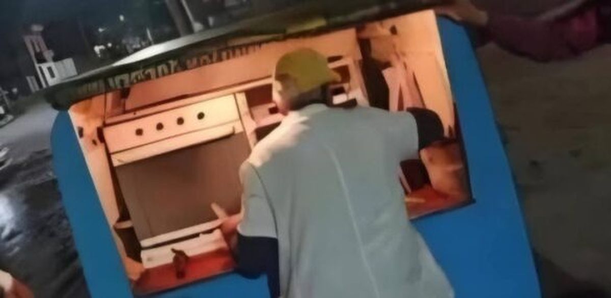 Pedro Quintana durante su habitual recorrido por Villa Fiorito, donde desde hace años vende pizzas.