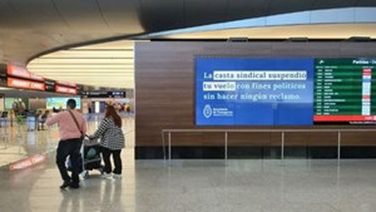 Un cartel en el aeropuerto de Ezeiza acusó a “la casta sindical” por la cancelación de vuelos