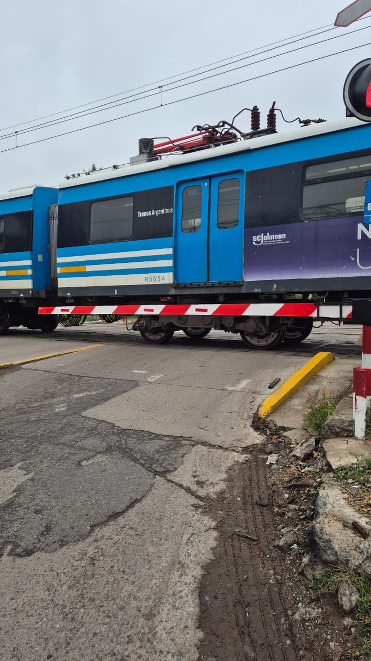 El accidente fue en el Paso a Nivel de la calle Francia. El accidente fue en el Paso a Nivel de la calle Francia.