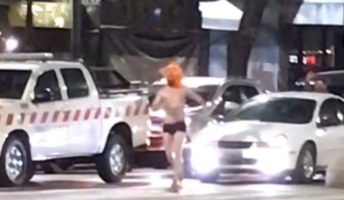 Lanús: un hombre corrió en ropa interior y peluca por la calle y lo subieron a TikTok