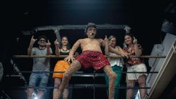 almirante brown: impactante escultura de charly garcia arrojandose del balcon hecha con blisters