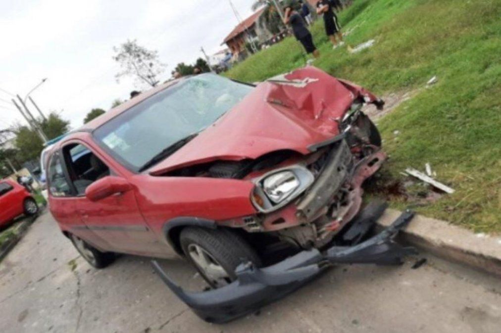 Así quedo el auto Chevrolet Corsa tras chocar el coche de los ladrones