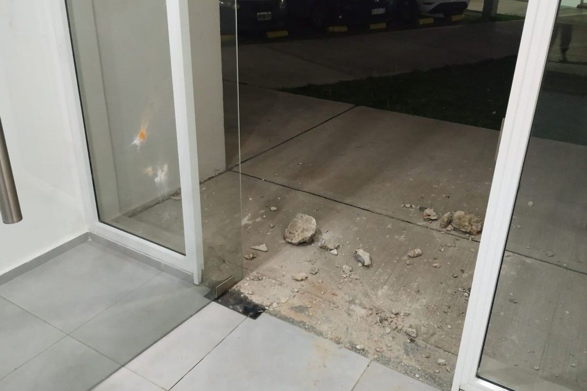 Canning: rompieron la puerta de un edificio y se robaron una moto
