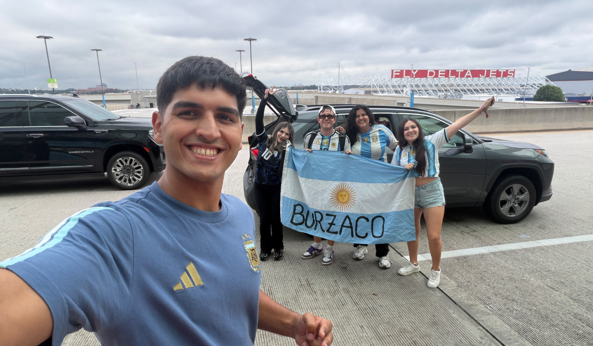Nancy con los argentinos que comparte el viaje. Nancy con los argentinos que comparte el viaje.