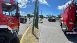 tremendo vuelco de una camioneta sobre camino negro en lomas