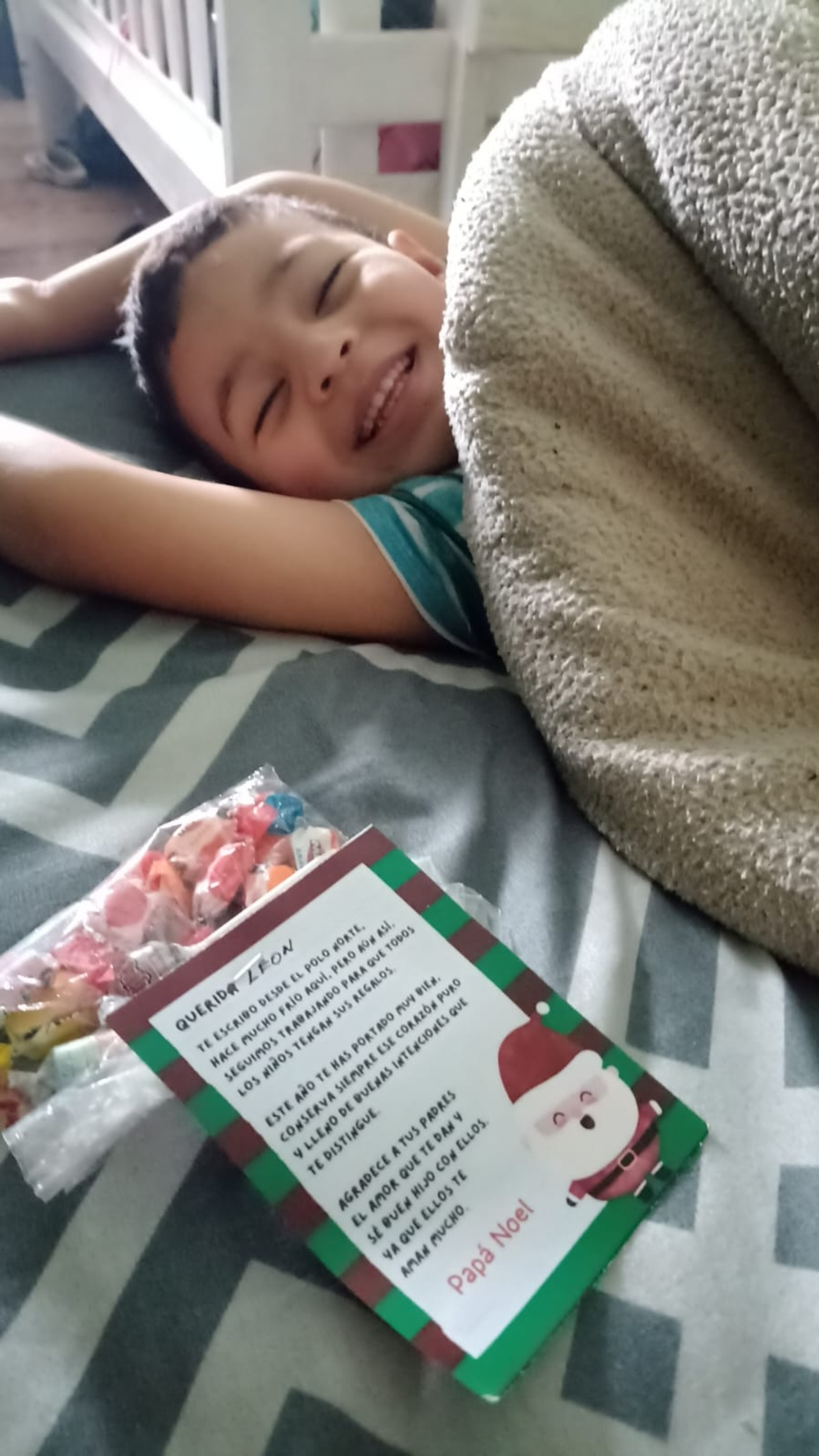 Uno de los nenes de San Vicente, feliz con la respuesta de Pap&aacute; Noel.&nbsp;