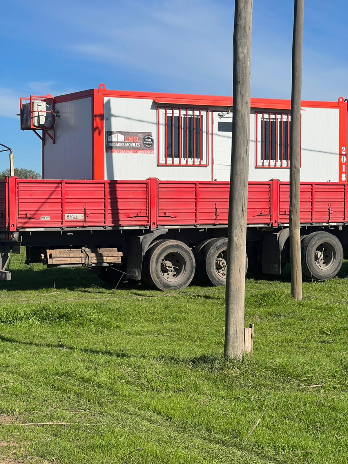 Una empresa con cuatro camiones cargados de oficinas modulares intentó instalarlas en un loteo privado que está en desarrollo en San Vicente.