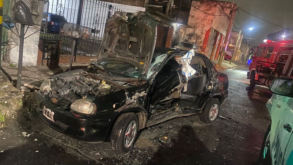 El auto afectado por el choque en Temperley. 