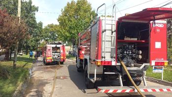 Feroz incendio de una casa en Llavallol: quedó destruida por las llamas