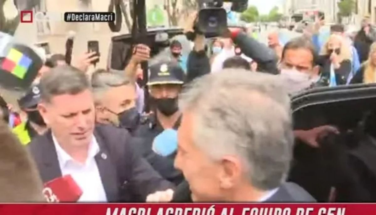 Insólito: Macri tiró un micrófono de C5N al piso
