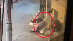 video: impresionante choque entre dos autos y una moto en lanus