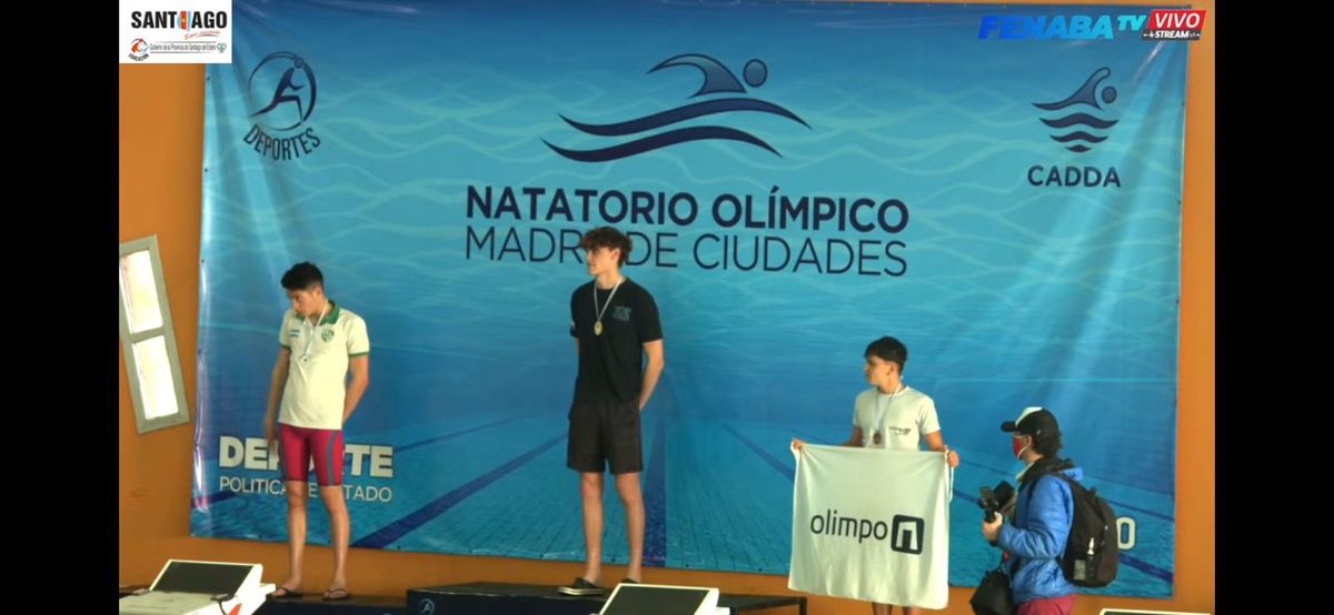 Niklas Praninskis, el joven de San Vicente, en el podio del Campeonato nacional de natación.