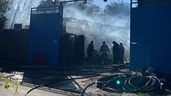 Almirante Brown: incendio en un depósito alcanzó a una casa en Rafael Calzada