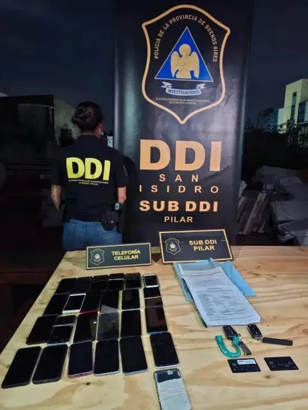 El allanamiento se realizó en una vivienda en Lomas, donde secuestraron celulares y tarjetas de crédito para peritajes.